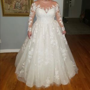 Ivory Demetrios wedding dress size 18 (fits like 14/16)